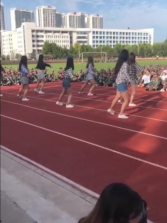 军训跳舞意外吃瓜,揭秘校园青春瞬间