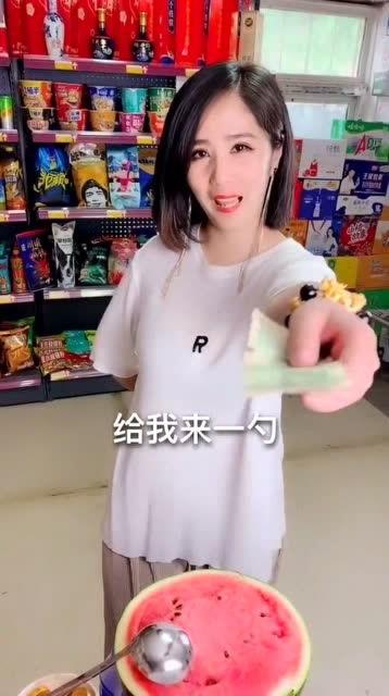 美女带弟弟吃瓜,温馨亲子时光