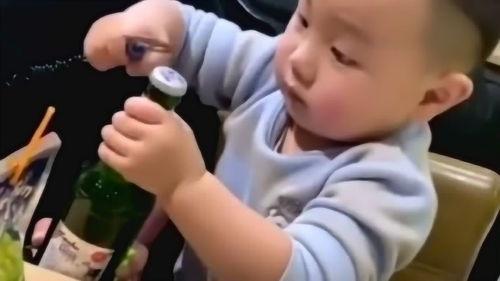 吃瓜小娃无视爸爸视频,视频记录家庭温馨瞬间