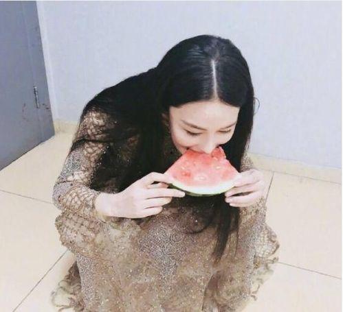 吃瓜穿书女,吃瓜少女的奇幻冒险之旅